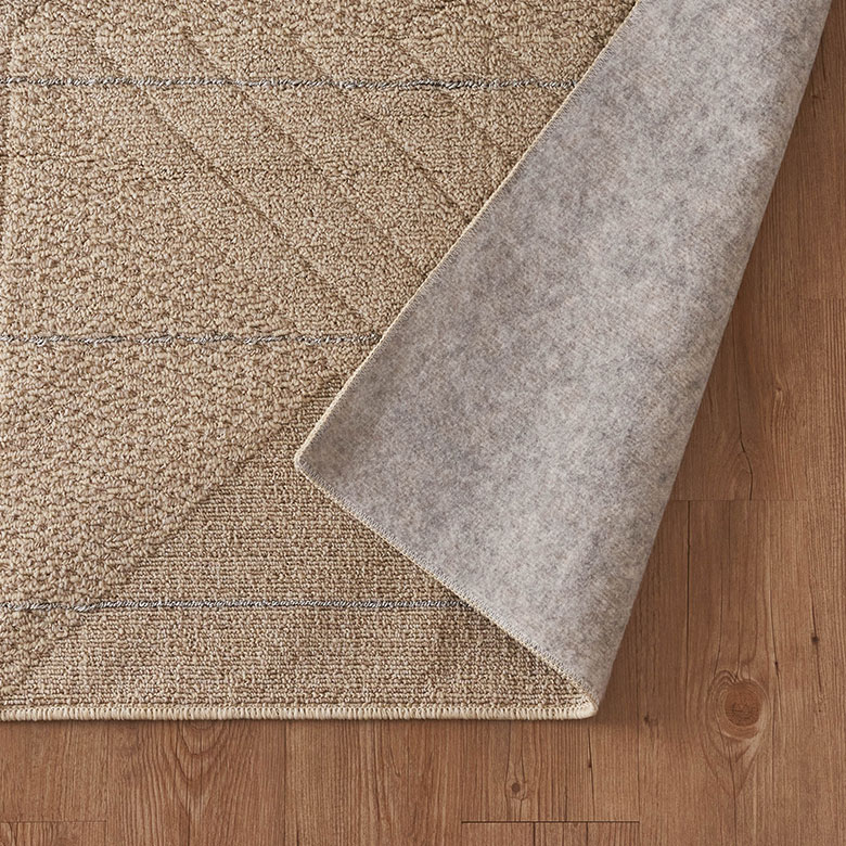 裏面は、フローリングなどでも傷が付きにくい不織布仕様