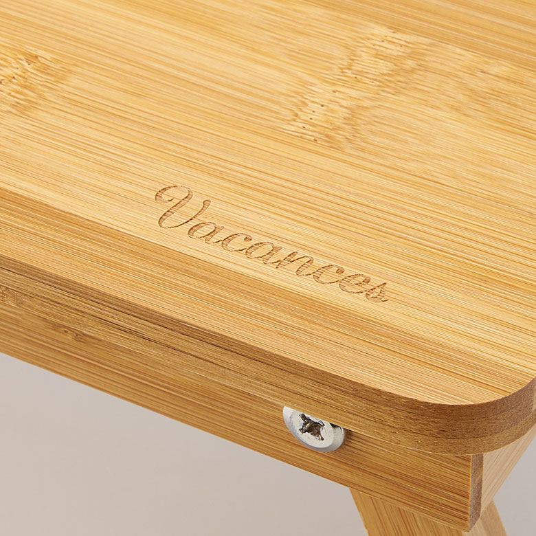 自然素材ならではのナチュラルな色合いとロゴ