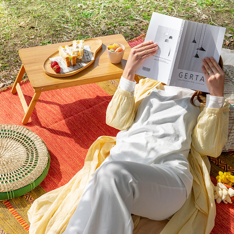 ナチュラルな木目のバンブーの折り畳みテーブル