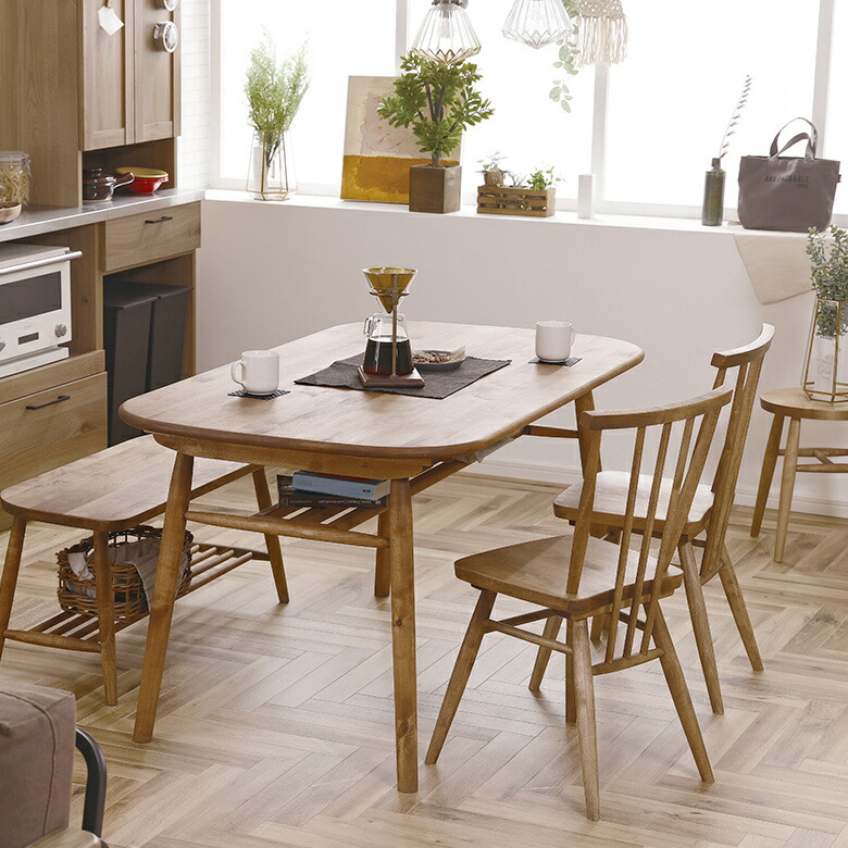 スポーク型の背もたれが特徴のウィンザースタイルのダイニングチェア