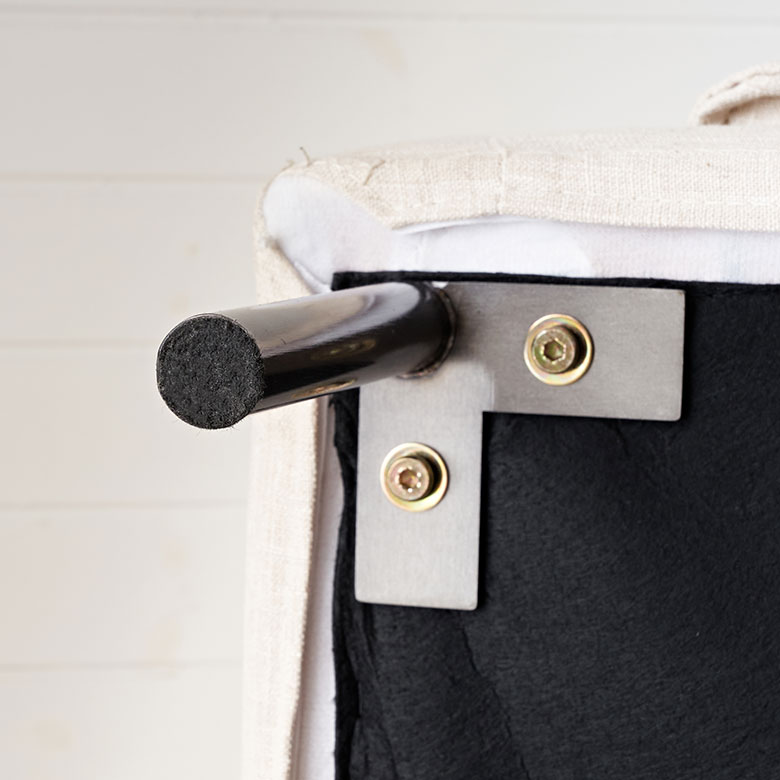 脚裏にはキズ防止のフェルト付き