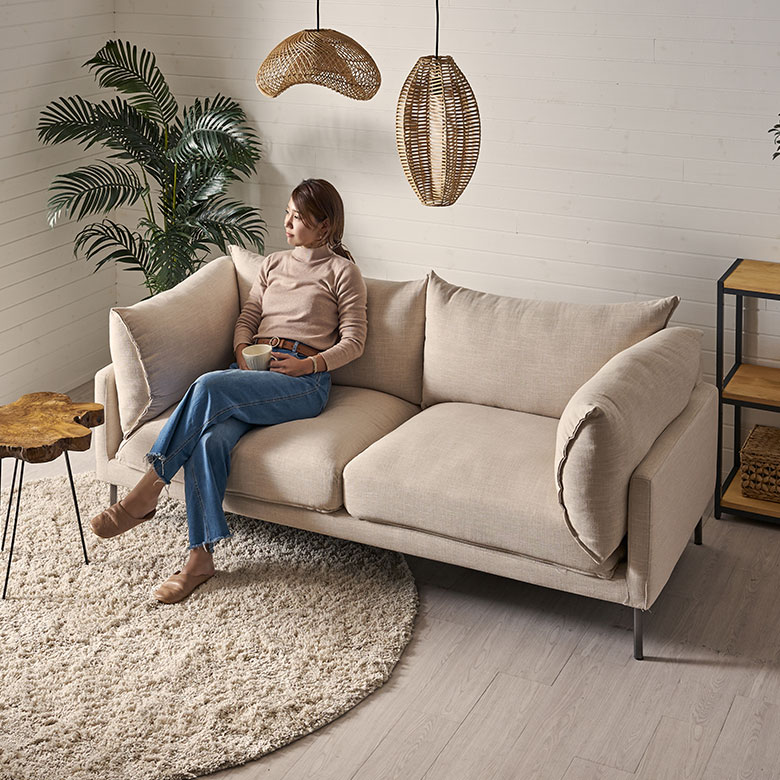 ナチュラルなベーシックカラーのリビングソファ