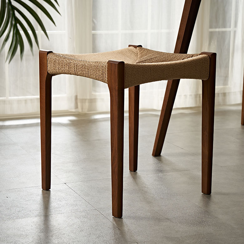 すらりとした細身の脚でスタイリッシュな印象