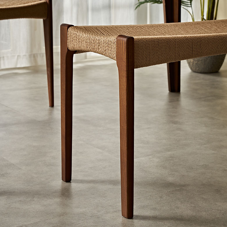 すらりとした細身の脚でスタイリッシュな印象