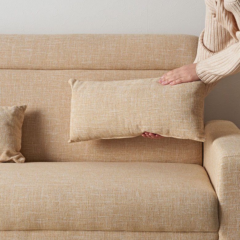 ソファと同生地の長方形のクッション2個付き