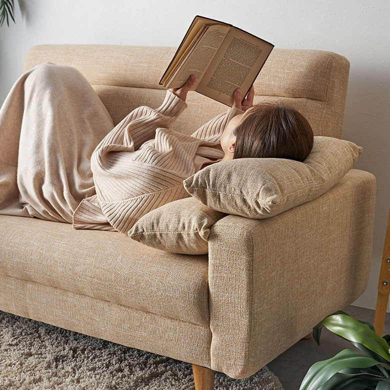 座面シートは、コンパクトながら深くゆったりと座れるサイズ感