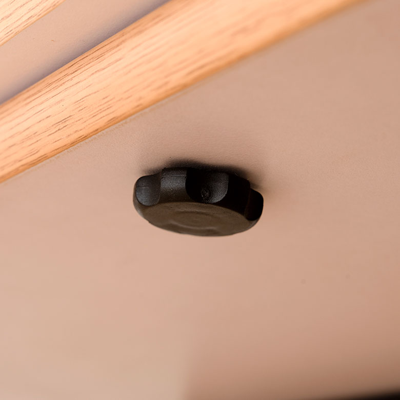 布団を外した際の天板固定ネジ付