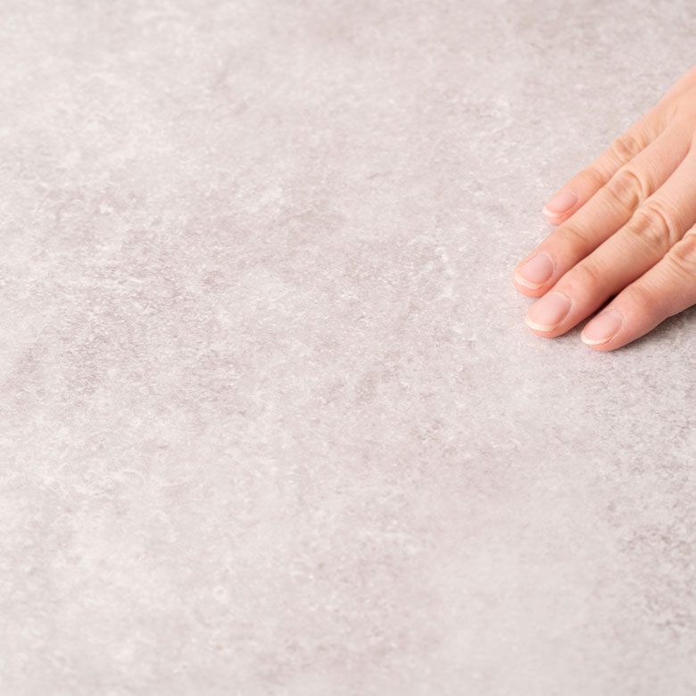 スタイリッシュなストーン調の天板