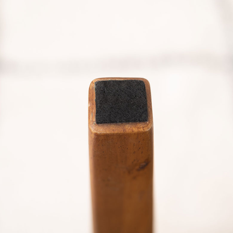 キズ防止のフェルト付き