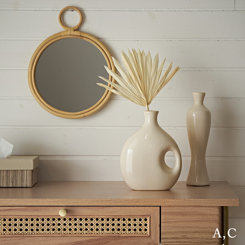 お部屋をやわらかな雰囲気にしてくれるフラワーベース