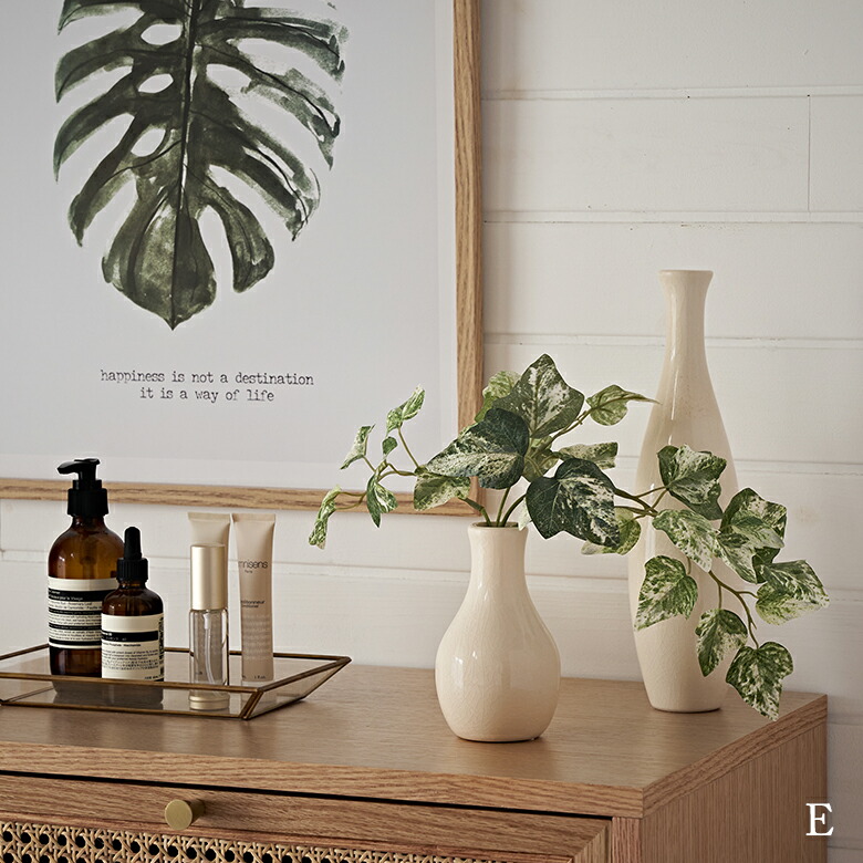 お花や葉を一本だけさっと活けるだけでも様になります