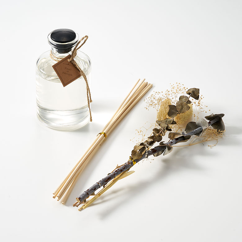 本体のビン、リードスティック、ドライフラワーのセット