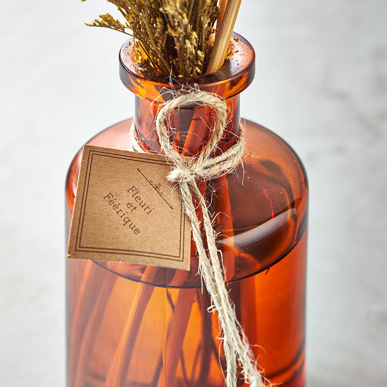 ディフューザー本体は、シンプルなデザインのガラスのボトル フラワーベース