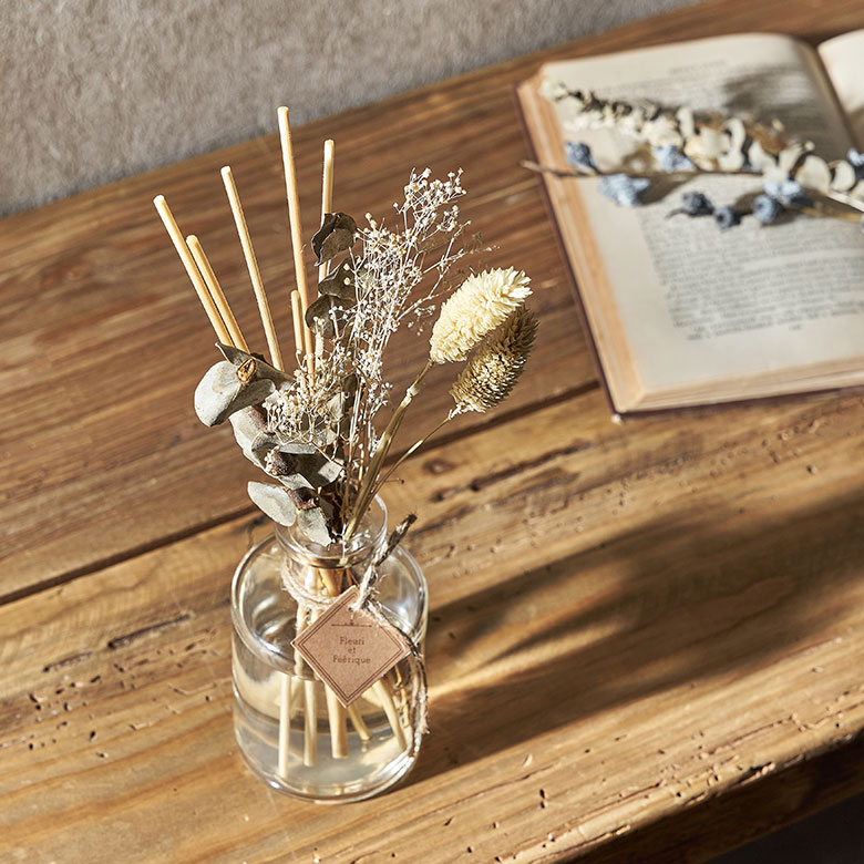 ドライフラワーとガラス瓶のナチュラルな色合い
