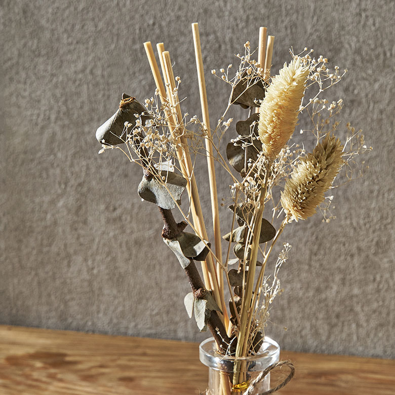 スティックが徐々にオイルを吸い上げて、香りが広がります