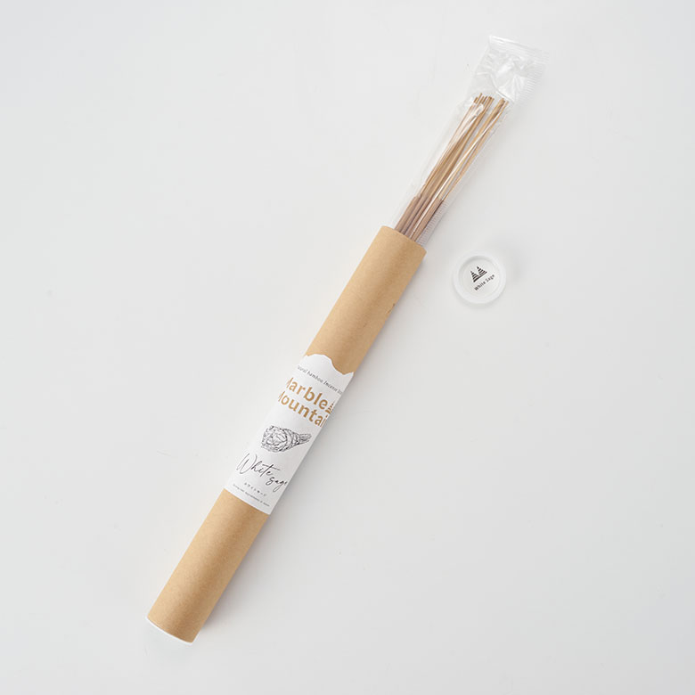 シンプルな紙筒にスタイリッシュなラベルのパッケージ