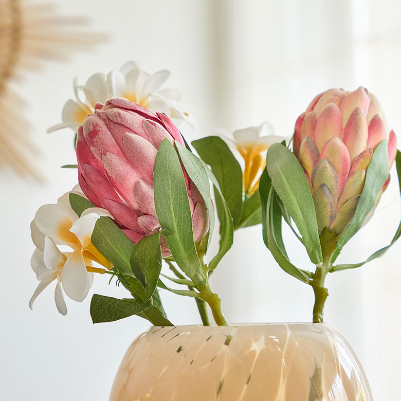 鮮やかな色彩で、南国リゾートの雰囲気を演出