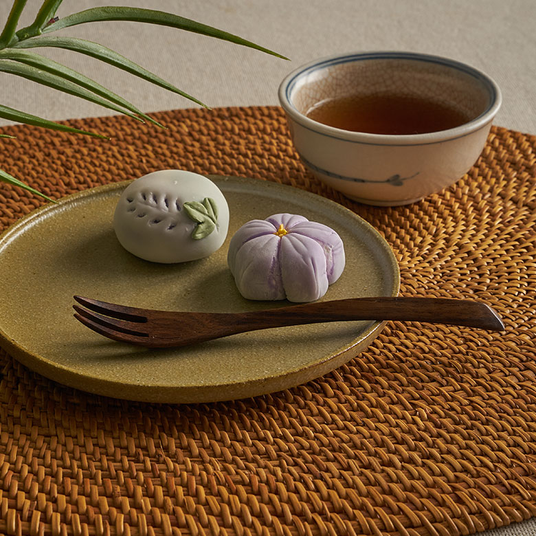 木のカトラリーは金属と違って熱くなりすぎることもなく、優しい口あたり