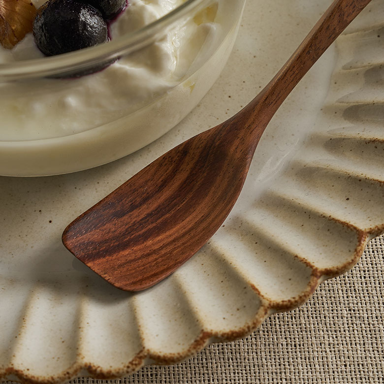 天然木のアジアンウォルナットは耐久性も高く、高級感のある質感