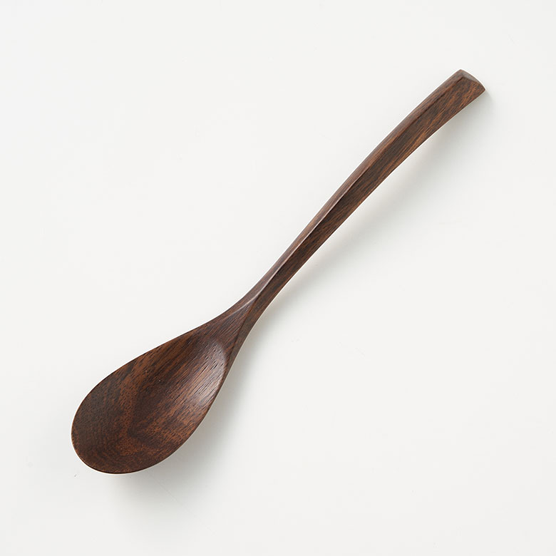 洗練されたシャープなデザインとナチュラルな素材感が魅力