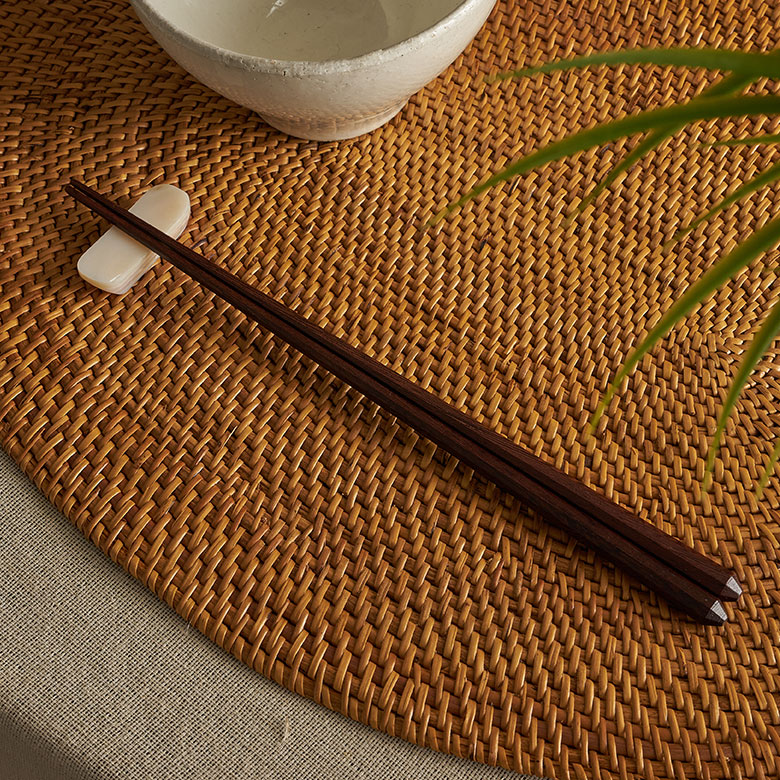 スラリと伸びる細身の箸は持ちやすく、上品な雰囲気