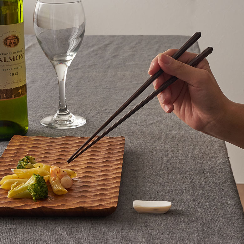 細い先端で扱いやすい、天然木の箸