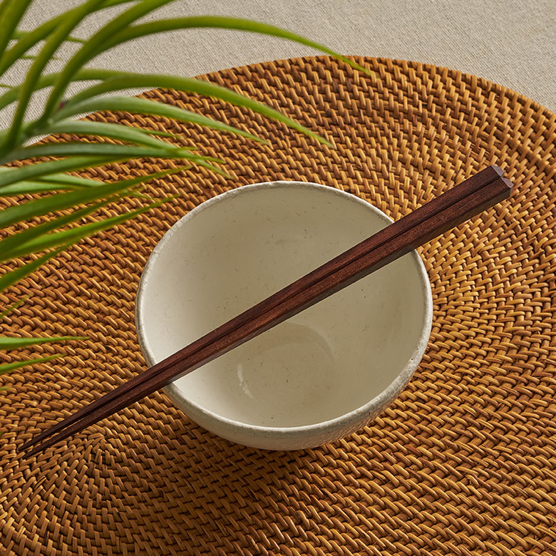 ミャンマーの職人によって一つ一つ丁寧な手仕事で削り出されたアイテム