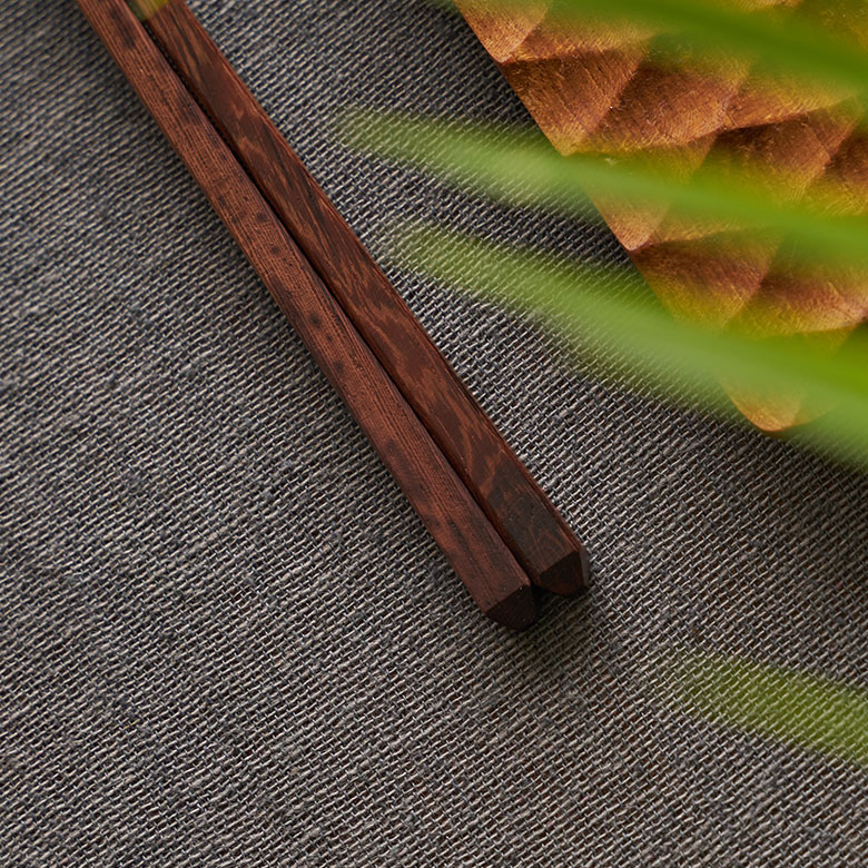 四角で転がりにくい、天然木の箸