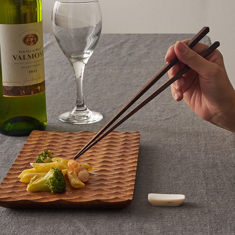 細い先端で扱いやすい、天然木の箸