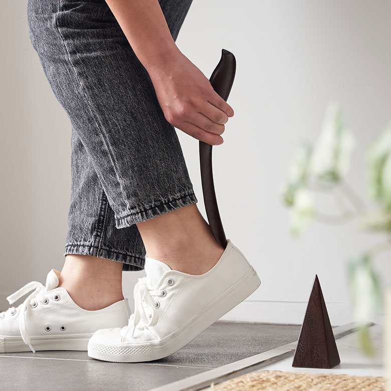 天然木を削り出して作られた、可愛らしい鳥の形のシューホーン