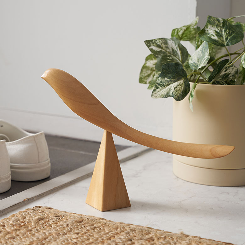 ピラミッド型のスタンドにバランスよく止まった姿が素敵