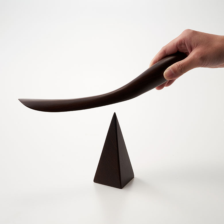 靴べらの裏の穴をスタンドに差し込む仕様