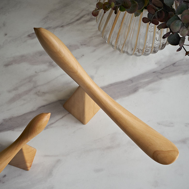 ミャンマーの職人によって一つ一つ丁寧な手仕事で削り出されたアイテム