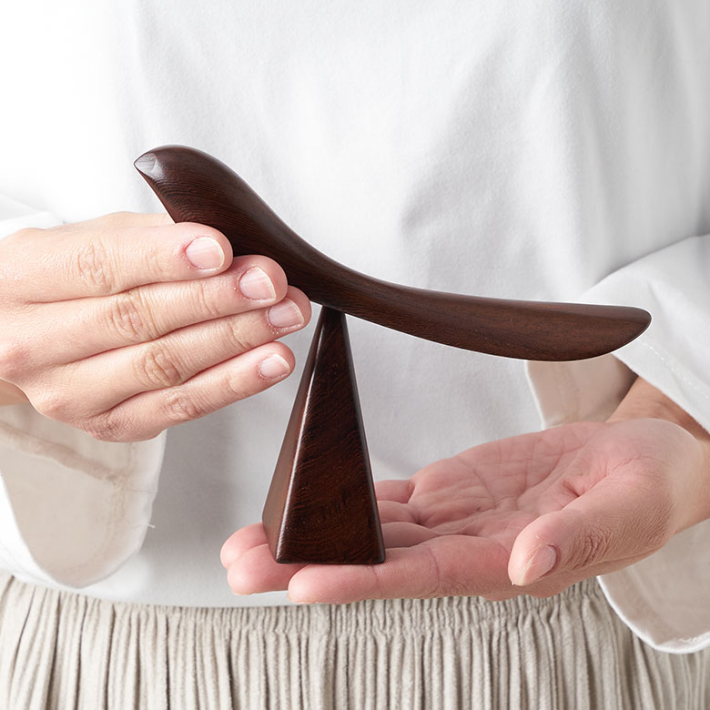 天然木の優しい風合いとなめらかなフォルムが上品