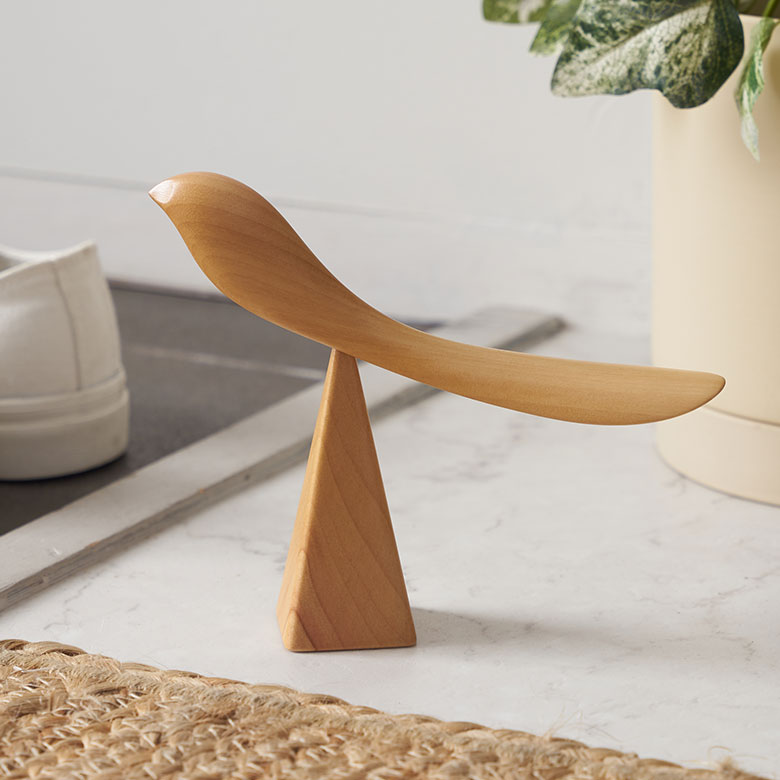 ピラミッド型のスタンドにバランスよく止まった姿が素敵