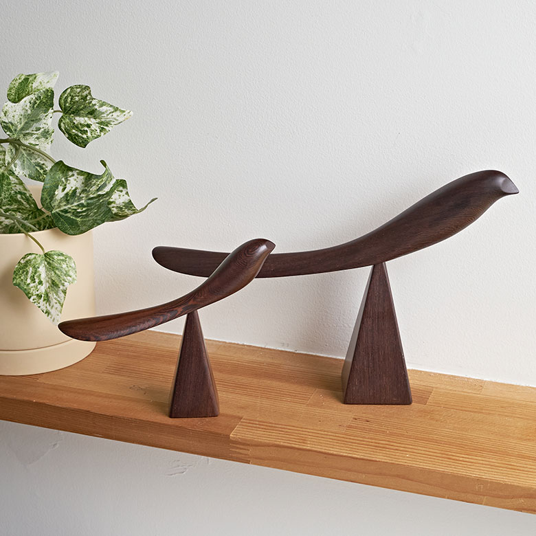 親鳥サイズと小鳥サイズの2種類があり、親子で玄関に並べて飾っても素敵