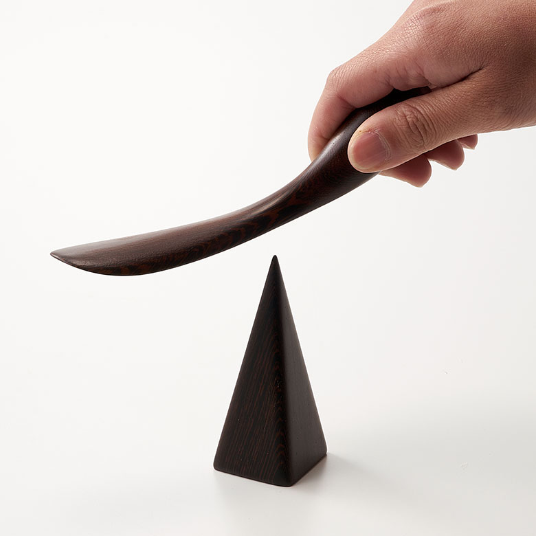 靴べらの裏の穴をスタンドに差し込む仕様