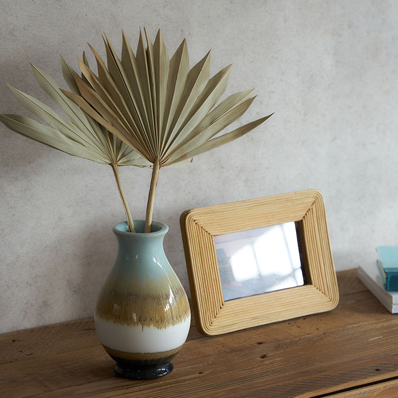 シンプルなフォルムのセラミック製フラワーベース