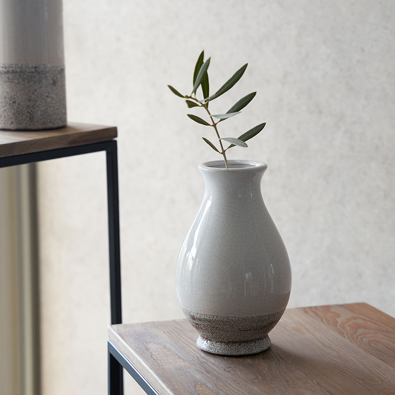 異なる質感の無彩色ツートーンカラーでスタイリッシュに