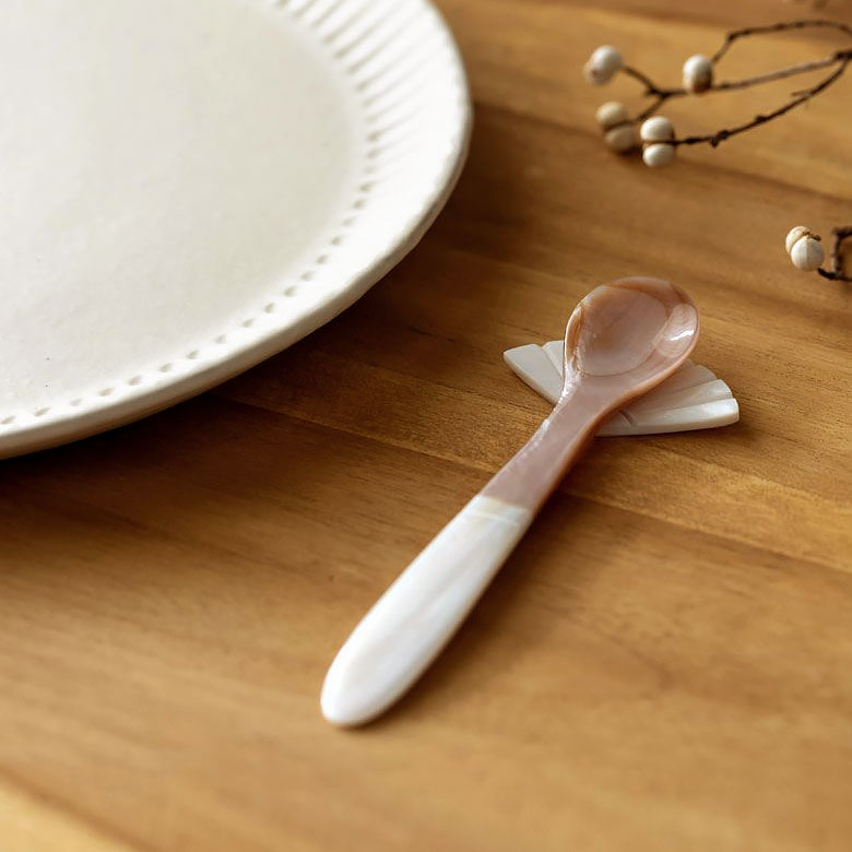 天然シェルのデザートスプーン