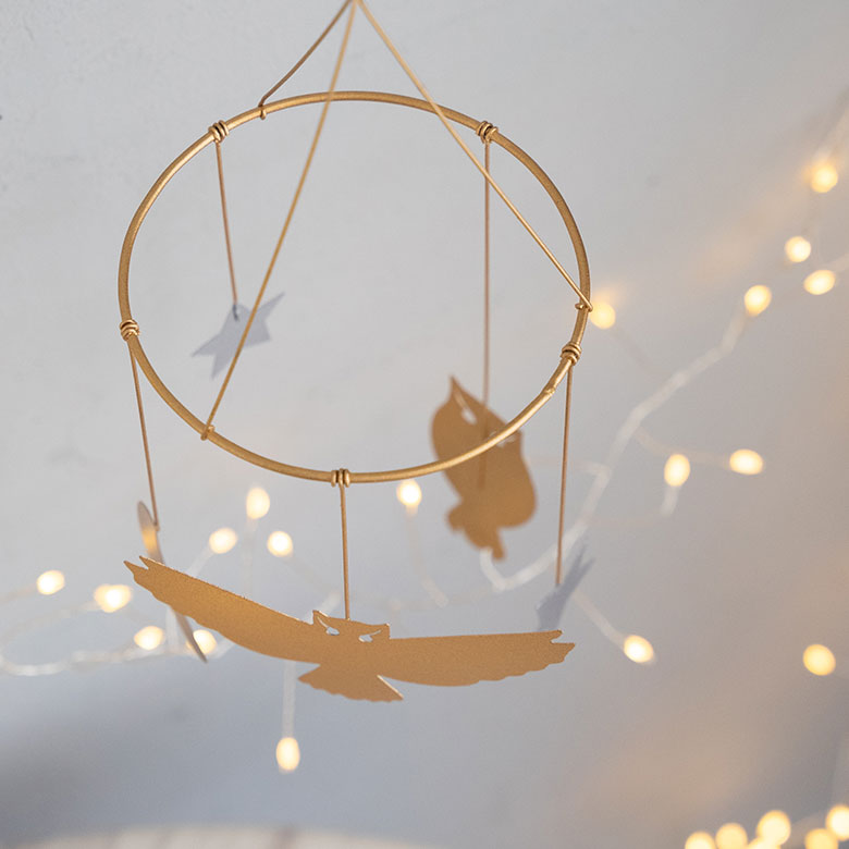 ゴールドとシルバーカラーの金属でできた、スタイリッシュな可愛さが魅力