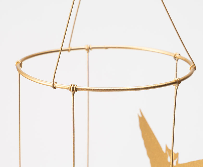 メリーゴーランドのように、輪っかにモチーフがぶら下がるデザイン