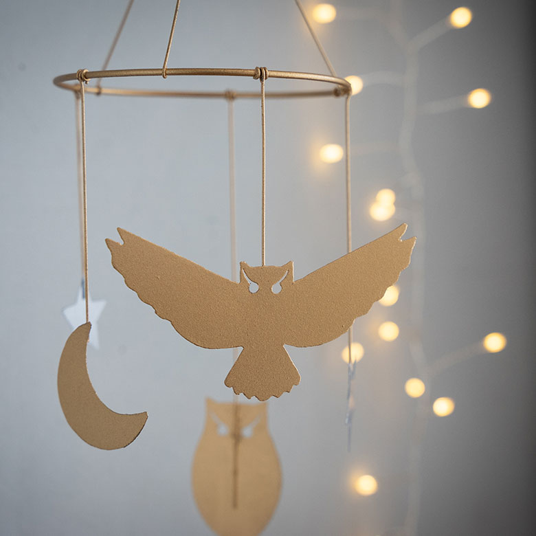 モチーフのフクロウは、翼を広げた姿と木にとまっている姿の2つのシルエット