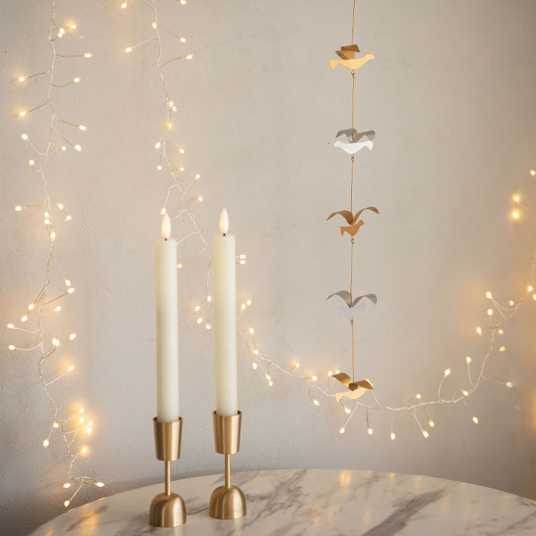 ブリキの小さなモチーフが連なり優しく揺れるガーランド