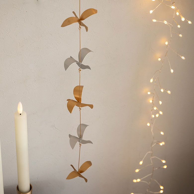 ゴールドとシルバーカラーの金属でできた、スタイリッシュな可愛さが魅力