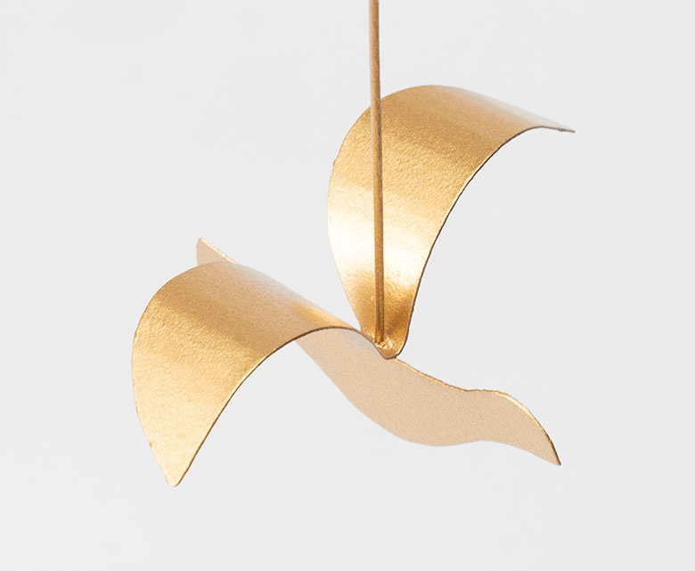 素材の錫（すず）は、金属でありながらも柔らかい質感