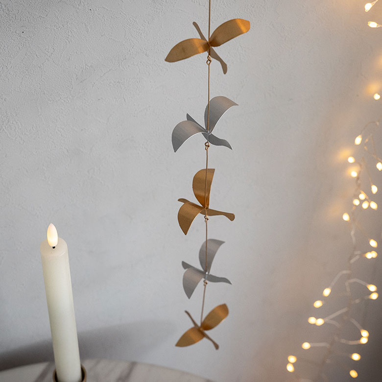 ハトが翼を広げて空を飛んでいる立体的なモチーフ