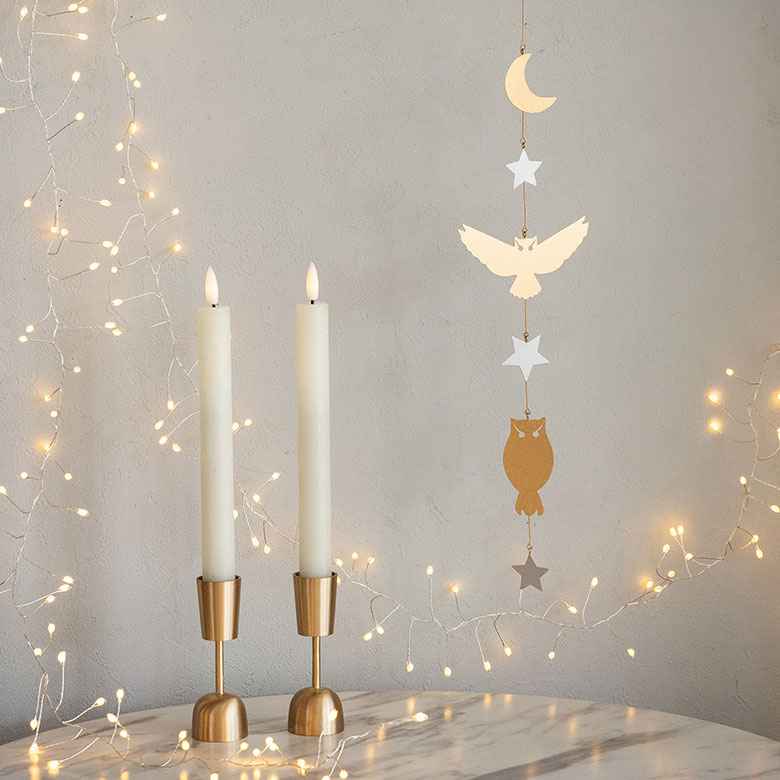 ブリキの小さなモチーフが連なり優しく揺れるガーランド