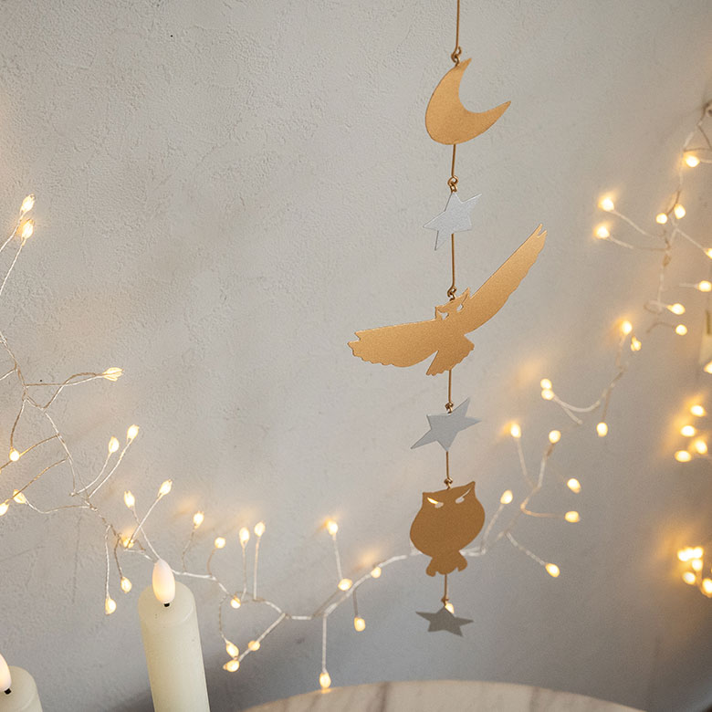 ゴールドとシルバーカラーの金属でできた、スタイリッシュな可愛さが魅力