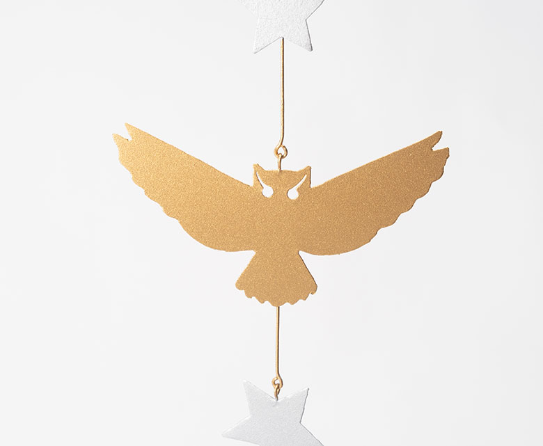 素材の錫（すず）は、金属でありながらも柔らかい質感